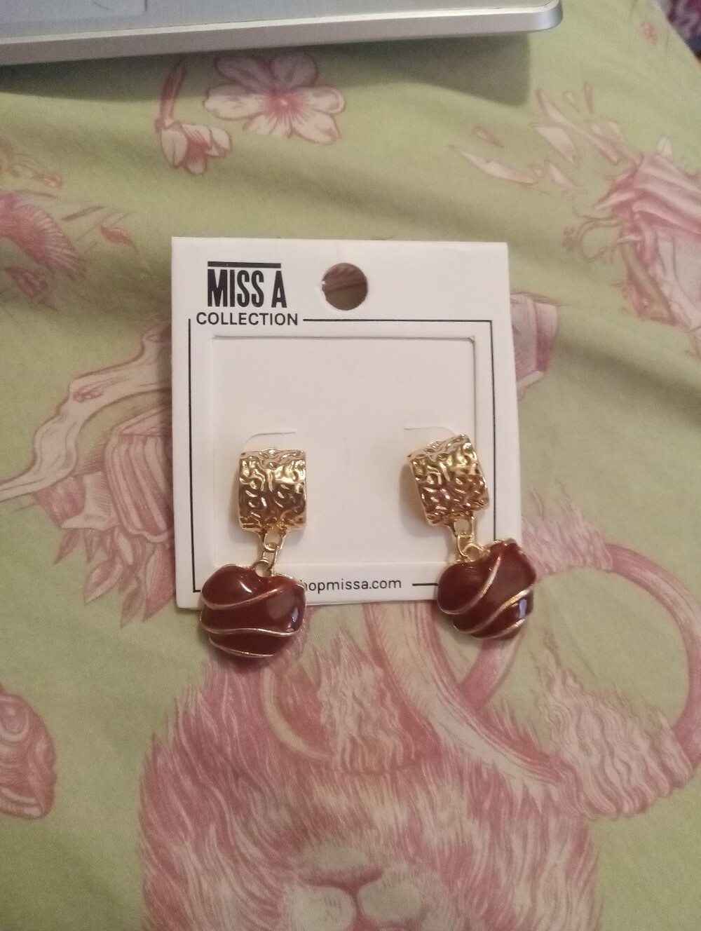 NWOT Women's Gold Plated Dark Red Heart Dangle Earrings